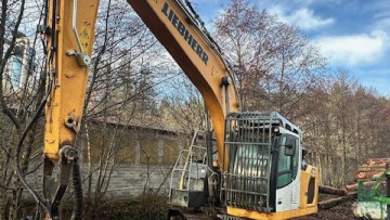 Liebherr R 924 Litronic avec la tête d’abattage